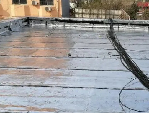 南阳市卫生间漏水维修公司分享下南阳市屋面楼顶防水刚性防水层施工要点。